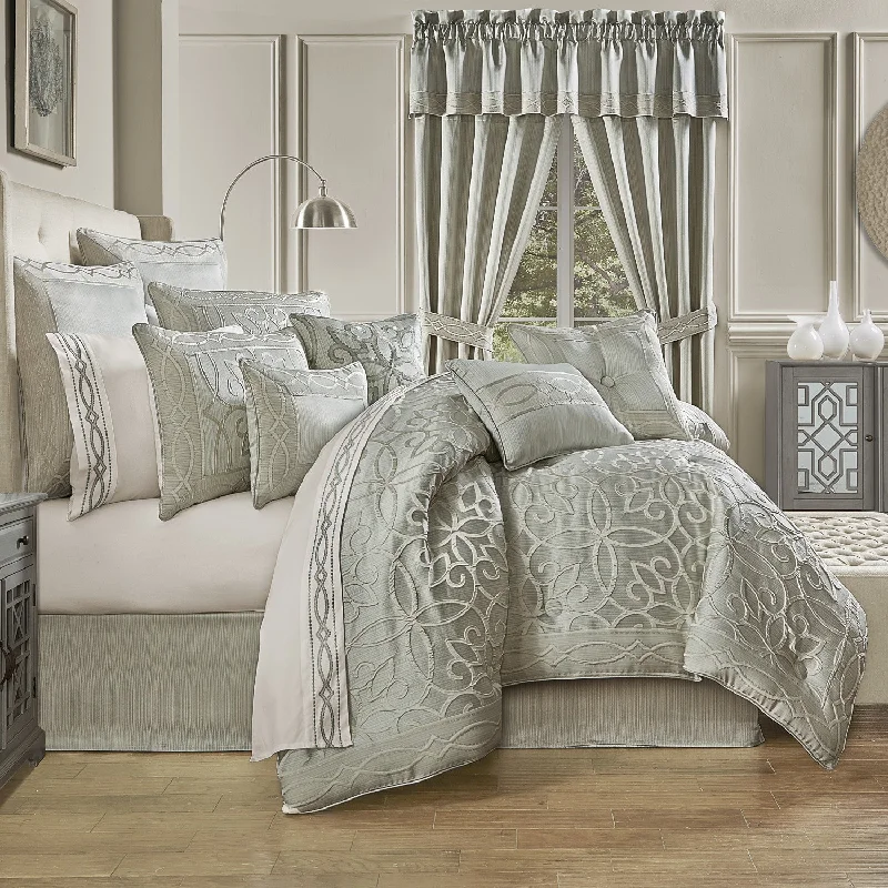 Nouveau Comforter Set