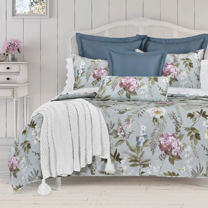 Sara Quilt Set